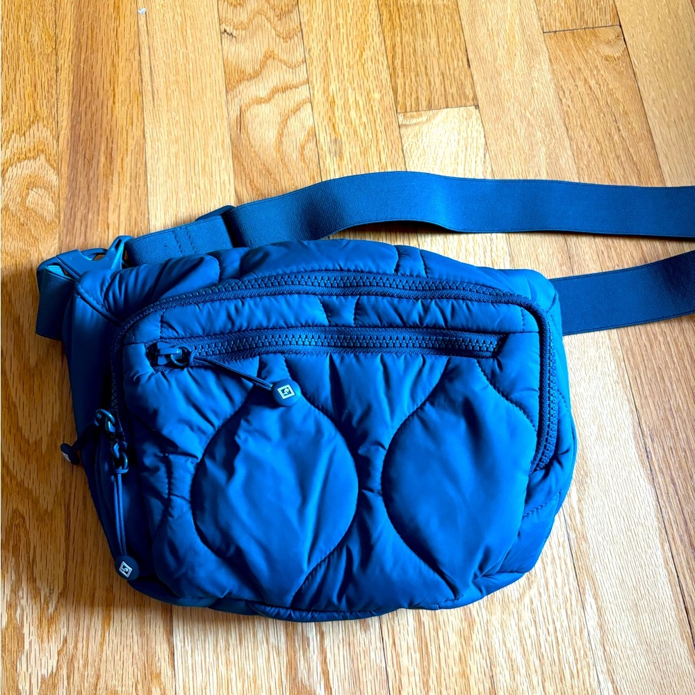 Vera Bradley featherweight belt bag sling-peacock feather